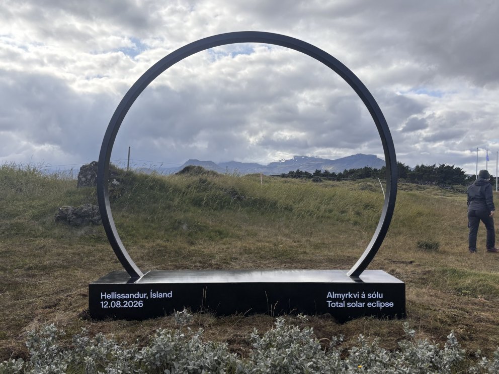 Minnisvarði um almyrkvann settur upp í Snæfellsbæ (Ljósm. snb.is)