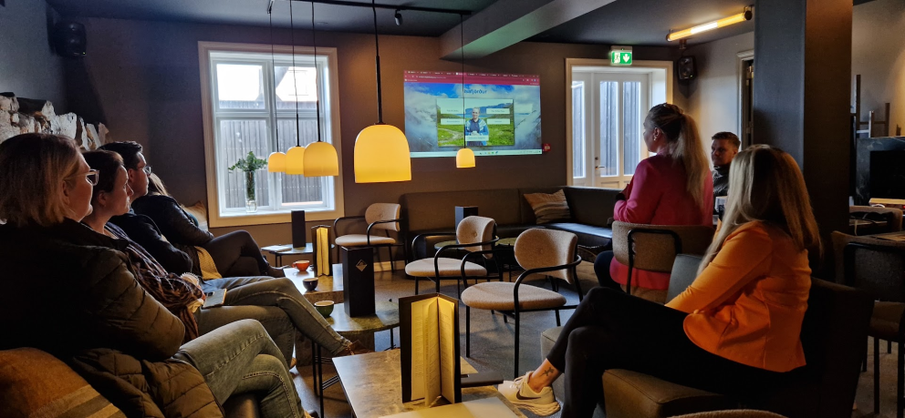 Sædís frá Broadstone Network með kynningu á Narfeyrarstofu í Stykkishólmi