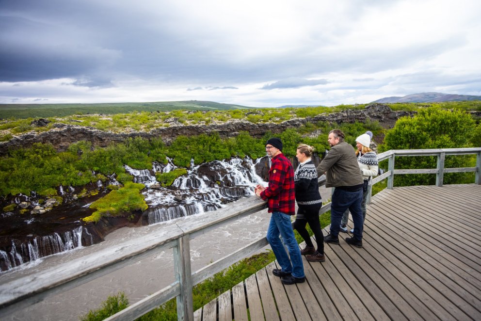Ferðafólk við Hraunfossa í Borgarfirði