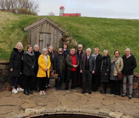 Mynd af hópnum við Snorralaug í Reykholti.