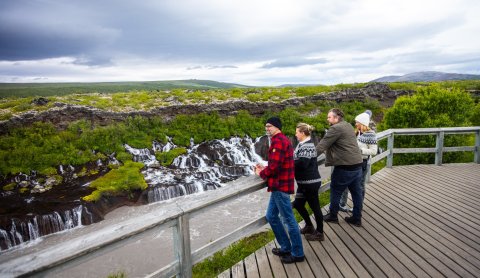 Ferðafólk við Hraunfossa í Borgarfirði