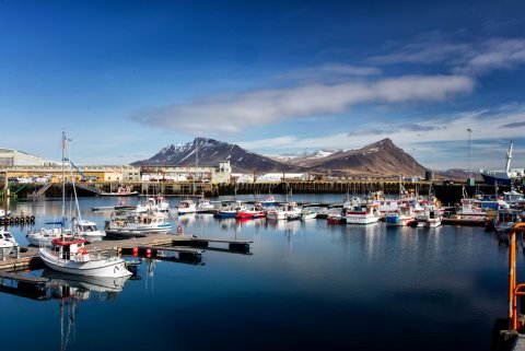 Akraneshöfn með Akrafjallið í baksýn